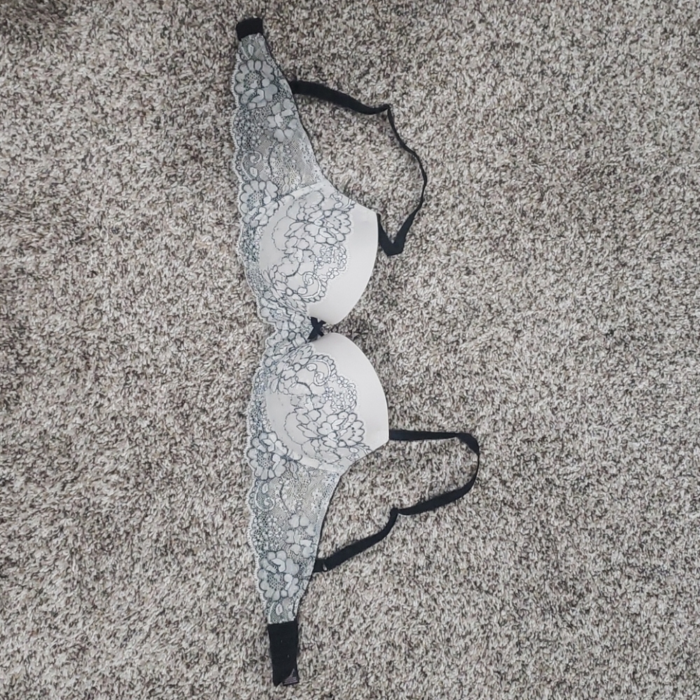Victoria Secret 32D Bra